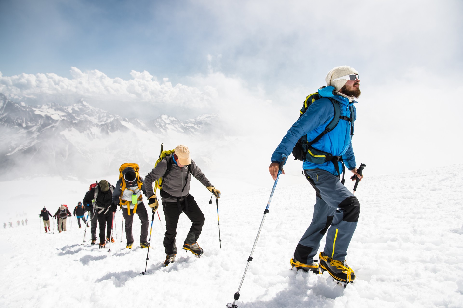 Un grupo de montañistas asciende a la cima de un Nevado